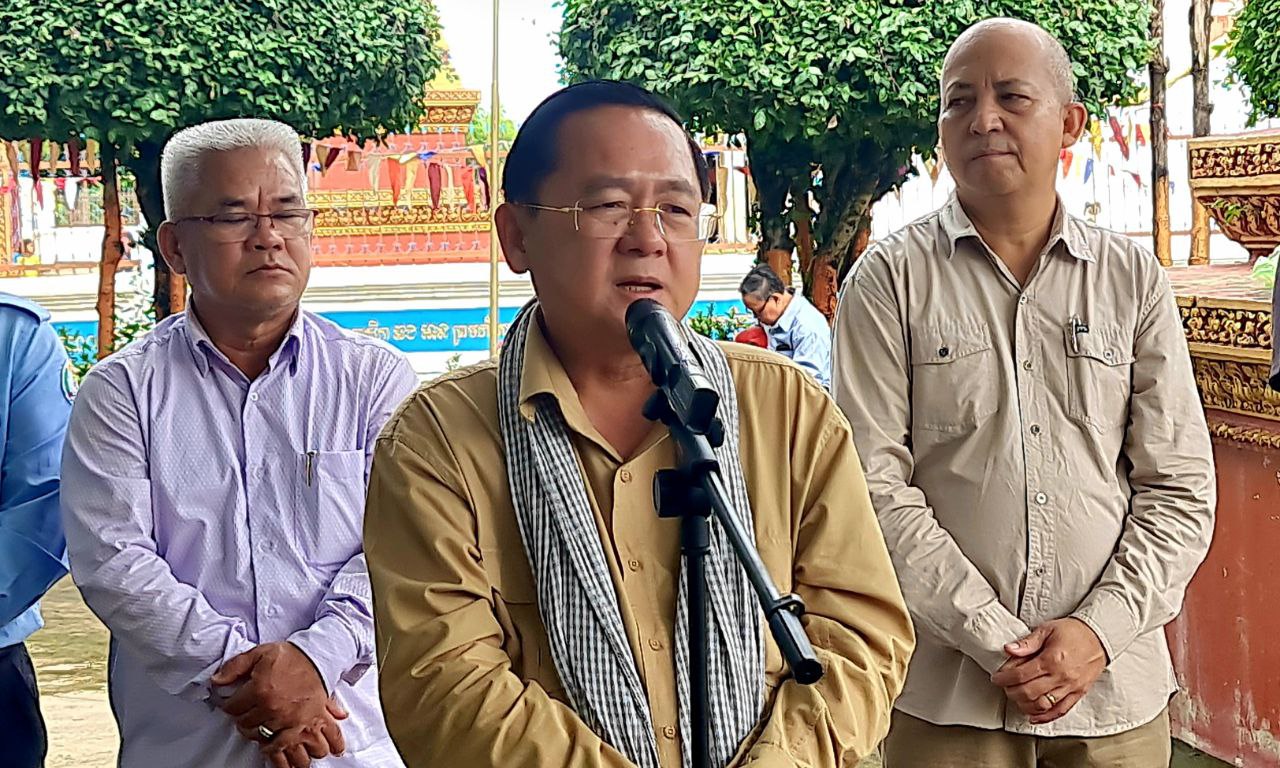 រដ្ឋបាលខេត្តបាត់ដំបង ផ្តល់ស្បៀងបន្ទាន់ ជូនពលរដ្ឋខ្វះខាតជីវភាពខ្លាំង ៣០០គ្រួសារ ដែលរងគ្រោះដោយជំនន់ទឹកភ្លៀង