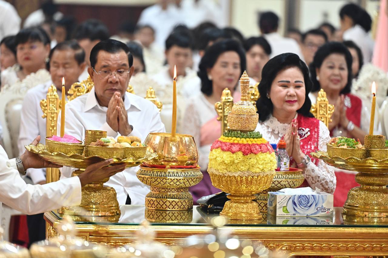 សម្តេចតេជោ ហ៊ុន សែន និងសម្តេចកិត្តិព្រឹទ្ធបណ្ឌិត អញ្ជើញកាន់បិណ្ឌវេន៩ នៅវត្តមុនីសុវណ្ណ ហៅវត្តចំពុះក្អែក រាជធានីភ្នំពេញ