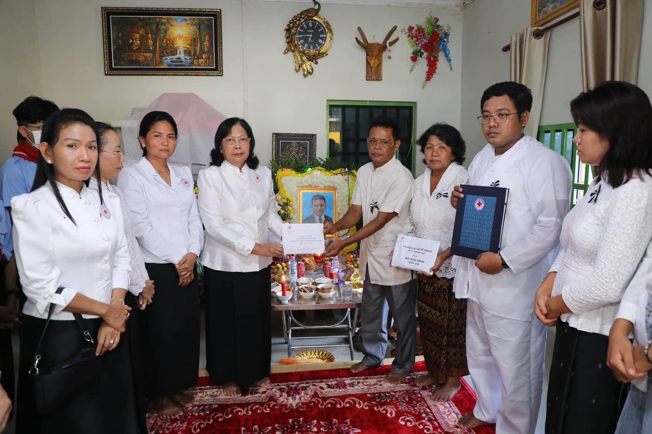 សម្តេចកិត្តិព្រឹទ្ធបណ្ឌិត ប៊ុន រ៉ានី ហ៊ុនសែន ចូលរួមរំលែកមរណទុក្ខដ៏ក្រៀមក្រំ និងចាត់មន្ត្រីចូលបុណ្យសព និស្សិត ចាន់ ឧត្តម ដែលបានរងគ្រោះទទួលមរណភាពដោយការប្រយុទ្ធគ្នានៅប្រទេសអ៊ីស្រាអែល