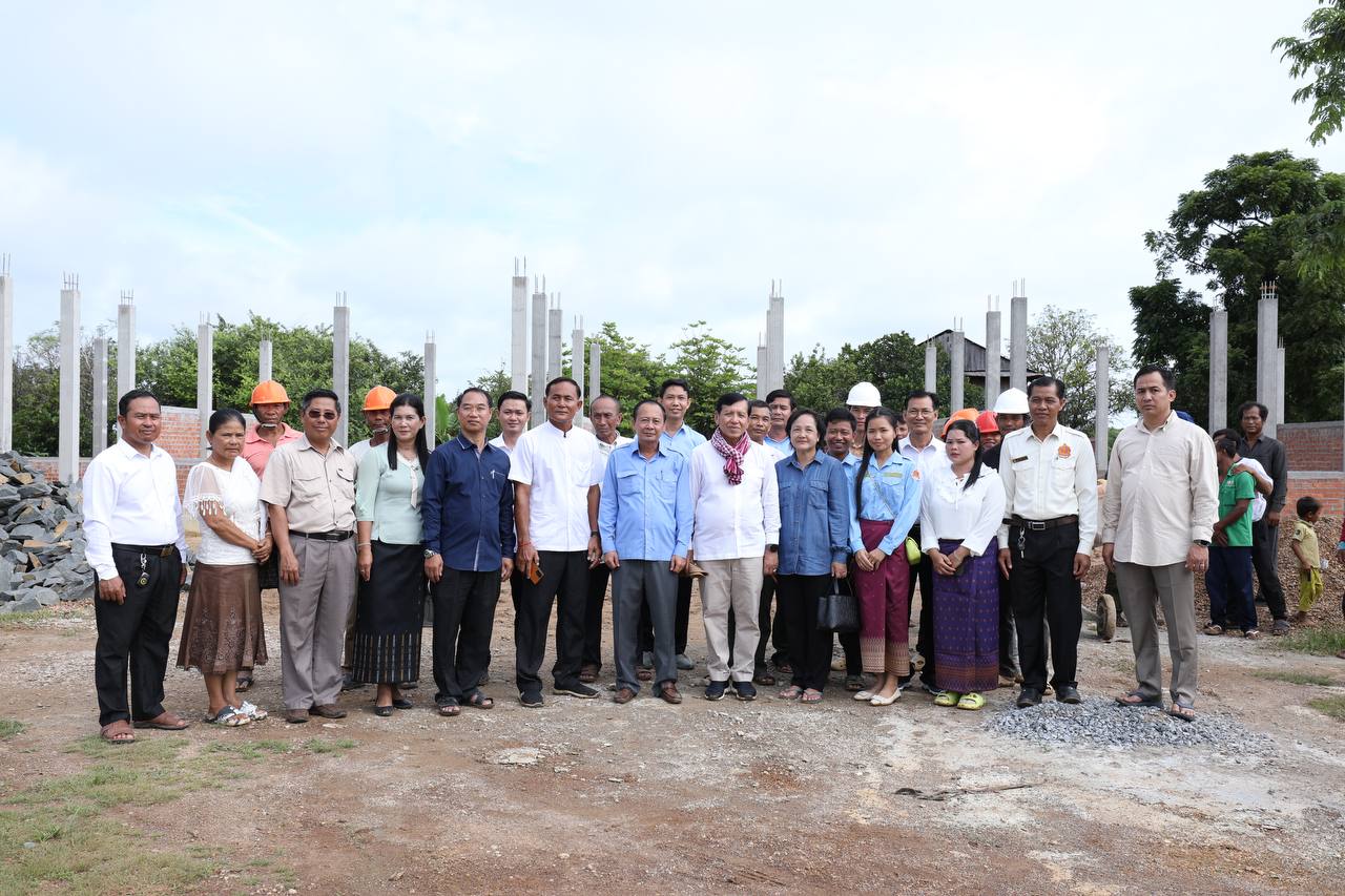 ឯកឧត្តមទេសរដ្ឋមន្រ្តី ព្រុំ សុខា ចុះទៅពិនិត្យមើលដំណើរការសាងសង់អគារសិក្សាមួយខ្នងដែលបានផ្តល់ជូនសាលាបឋមសិក្សាភូមិល្អ