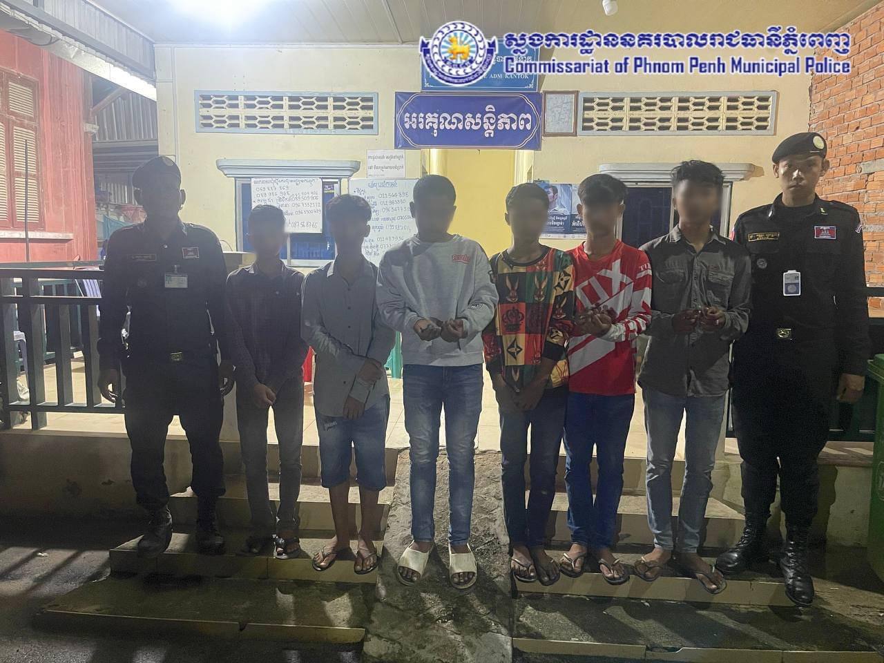 នាំគ្នាលេងដុតផាវផ្អើលអ្នកជិតខាងត្រូវកម្លាំងអធិការដ្ឋាននគរបាលខណ្ឌកំបូល ឃាត់ខ្លួន ០៦នាក់