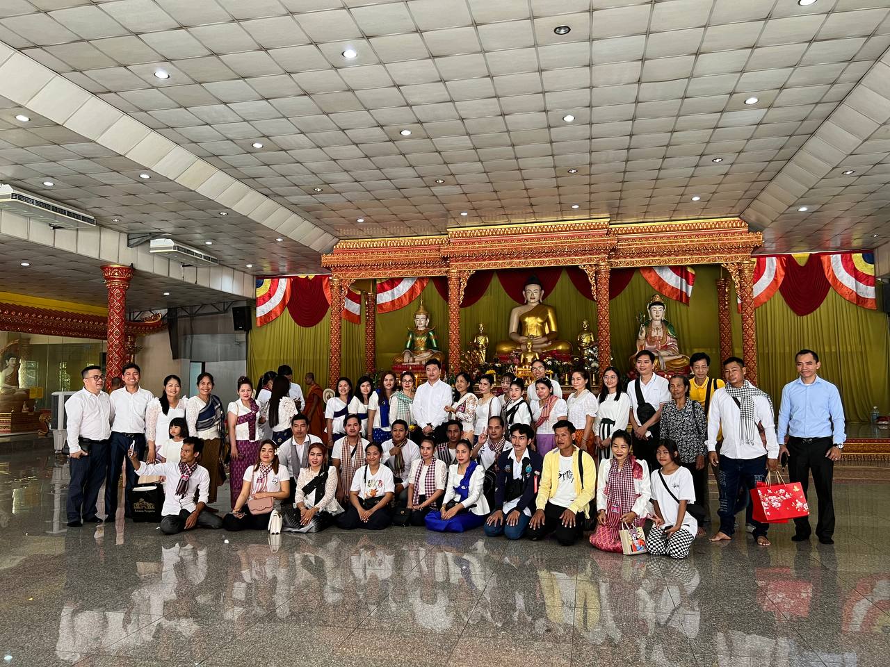 ក្រសួងការងារ និងបណ្ដុះបណ្តាលវិជ្ជាជីវៈ យុវជនESEA ស្ថានទូត សហគមន៍ខ្មែរ នៅប្រទេសថៃ រួមគ្នារៀបចំប្រារព្ធពិធីបុណ្យភ្ជុំបិណ្ឌ ប្រពៃណីជាតិ
