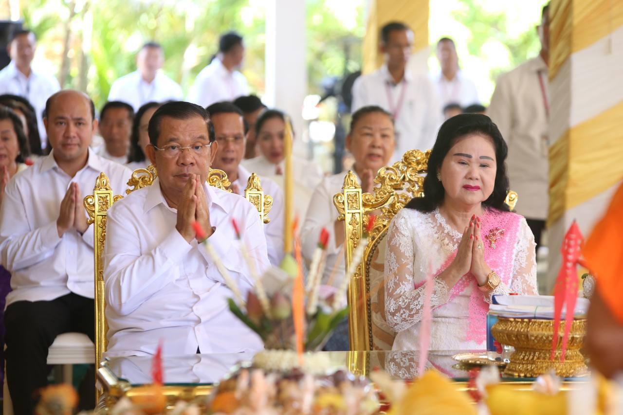សម្តេចតេជោ ហ៊ុន សែន និងសម្តេចកិត្តិព្រឹទ្ធបណ្ឌិត សម្តេចធិបតី ហ៊ុន ម៉ាណែត និងលោកជំទាវបណ្ឌិត ពេជ ចន្ទមុន្នី ហ៊ុនម៉ាណែត អញ្ជើញចូលរួមក្នុងពិធីបុណ្យភ្ជុំបិណ្ឌនៅវត្តវាំងចាស់ ក្រុងឧដុង្គម៉ែជ័យ