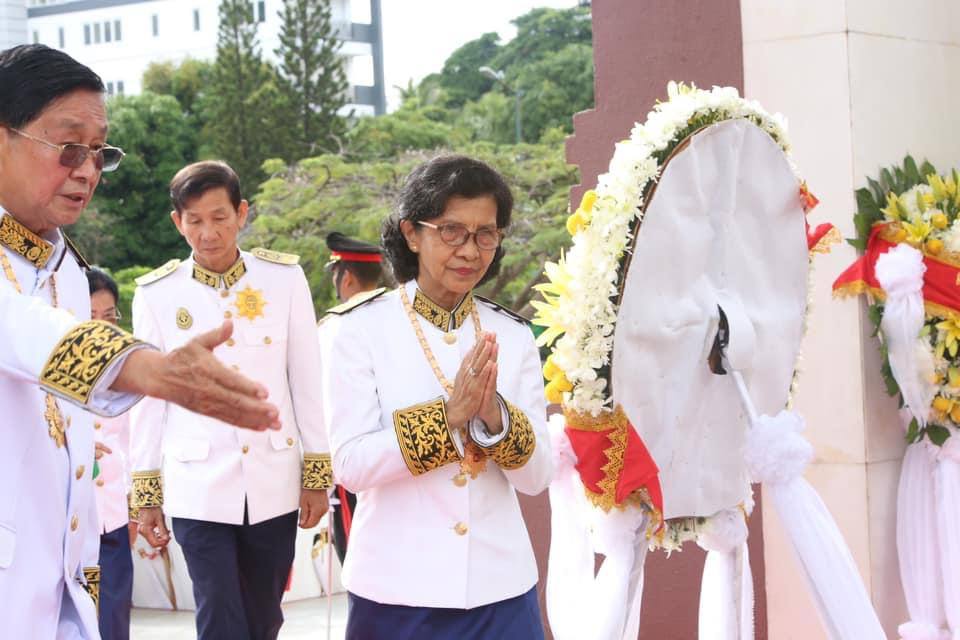 ប្រតិភូកាកបាទក្រហមកម្ពុជាអញ្ជើញថ្វាយកម្រងផ្កា និងគោរពព្រះ វិញ្ញាណក្ខន្ធ ព្រះបរមរតនកោដ្ឋ