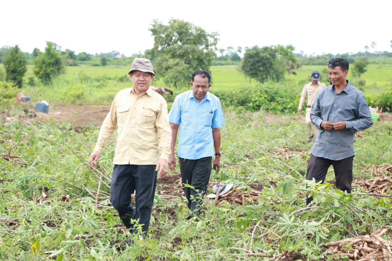 លោក ហាក់ ម៉ុងហួត យកចិត្តទុកដាក់ទៅលើប្រជាកសិករដែលខិតខំបង្កបង្កើនផលដំណាំគ្រប់ប្រភេទ