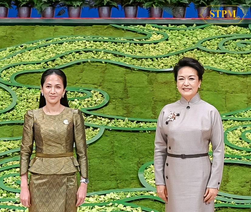 លោកជំទាវបណ្ឌិត ពេជ ចន្ទមុន្នី ហ៊ុនម៉ាណែត និងលោកជំទាវបណ្តាមេដឹកនាំ នៃប្រទេសដែលចូលរួមវេទិកាខ្សែក្រវ៉ាត់ និងផ្លូវ លើកទី៣ អញ្ជើញទស្សនាសារមន្ទីរសិល្បៈ និងសិប្បកម្មចិន