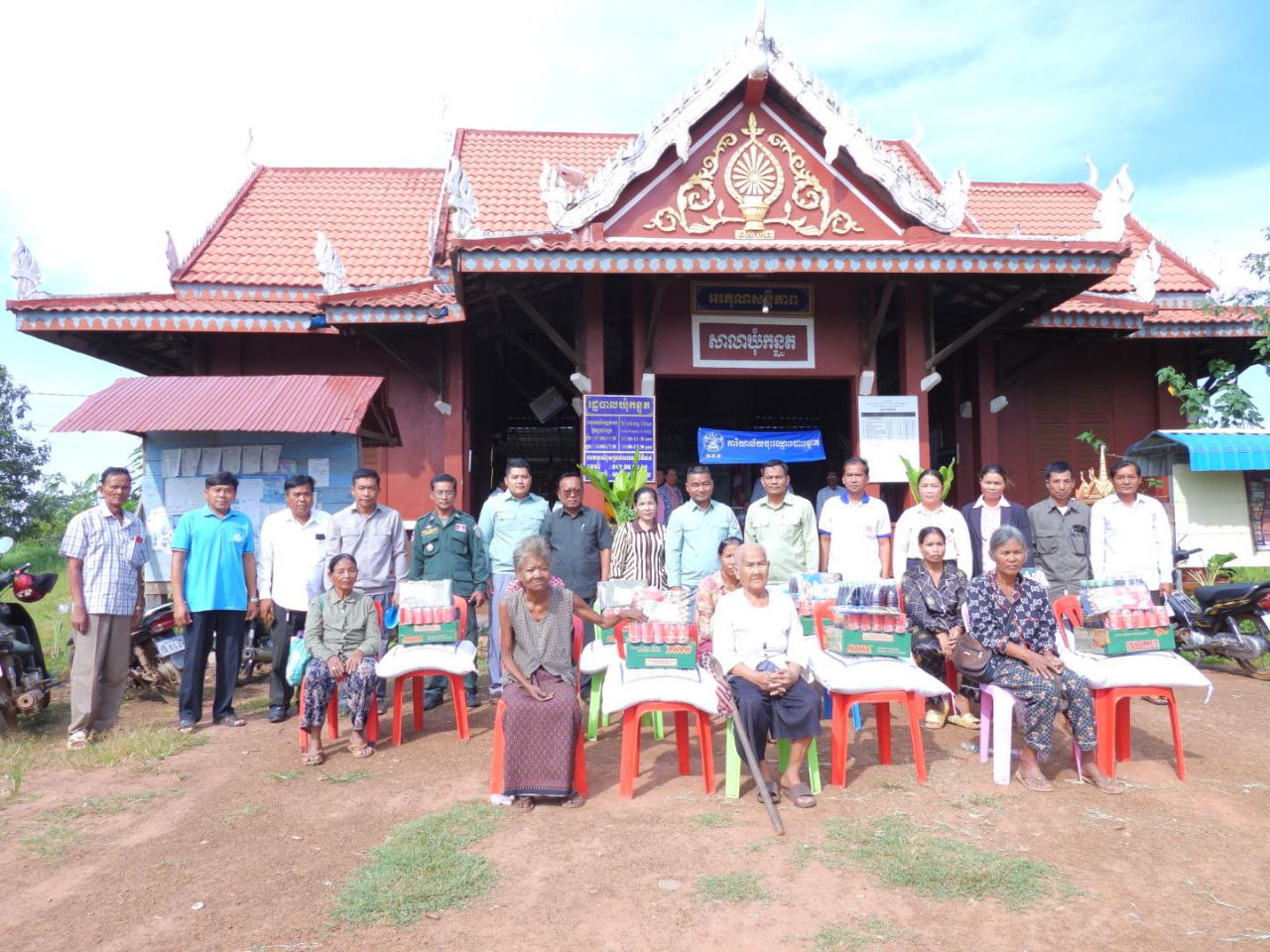 ប្រជាពលរដ្ឋ និងចាស់ជរា ចំនួន ៧គ្រួសារ ទទួលបានអំណោយមនុស្សធម៌ ពីក្រុមការងារចុះមូលដ្ឋាន