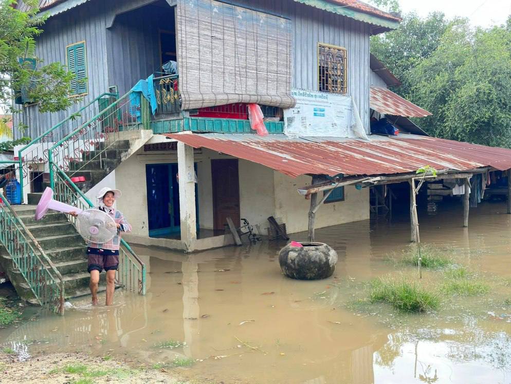 គិតត្រឹមព្រឹកថ្ងៃទី២០ តុលា ២០២៣នេះ ស្ថានភាពជំនន់ទឹកស្ទឹងព្រែកត្នោត បានជន់លិចលំនៅឋានពលរដ្ឋ ក្នុងខណ្ឌដង្កោជាង ៩០០ខ្នង