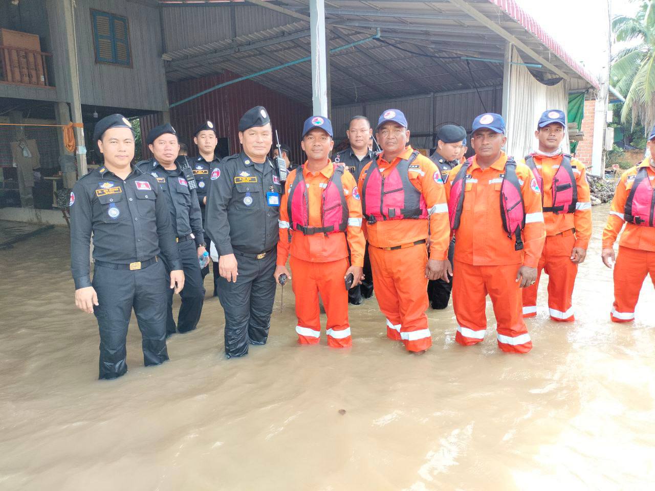 នគរបាលខណ្ឌដង្កោ ត្រៀមកម្លាំងនិងសម្ភារ រួចរាល់ ដេីម្បីជួយប្រជាពលរដ្ឋ រងគ្រោះទឹកជំនន់ ស្ទឹងព្រែកត្នោត