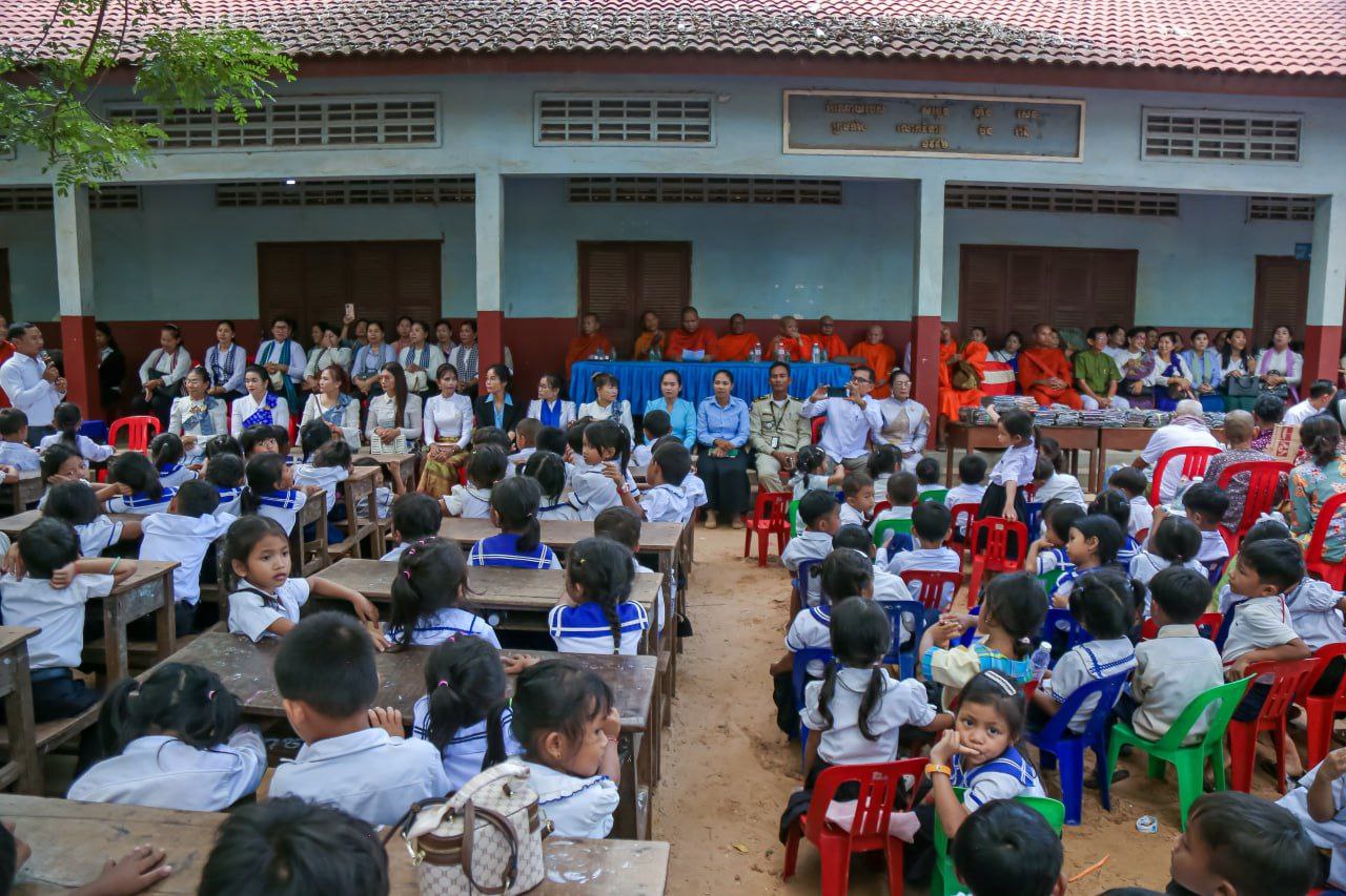 ព្រះសង្ឃ និងសប្បុរសជនក្នុងក្រុងសៀមរាប នាំយកអំណោយចែកជូន សិស្សានុសិស្ស និងគ្រួសារខ្វះខាតជាង ៧០០នាក់