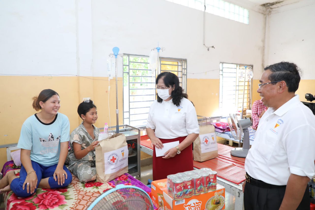 អ្នកផ្ទុកមេរោគអេដស៍ ចាស់ឥតទីពឹង និងស្ត្រីទើបសម្រាលកូនជាង១០០គ្រួសារទទួលអំណោយពីកាកបាទក្រហមកម្ពុជា