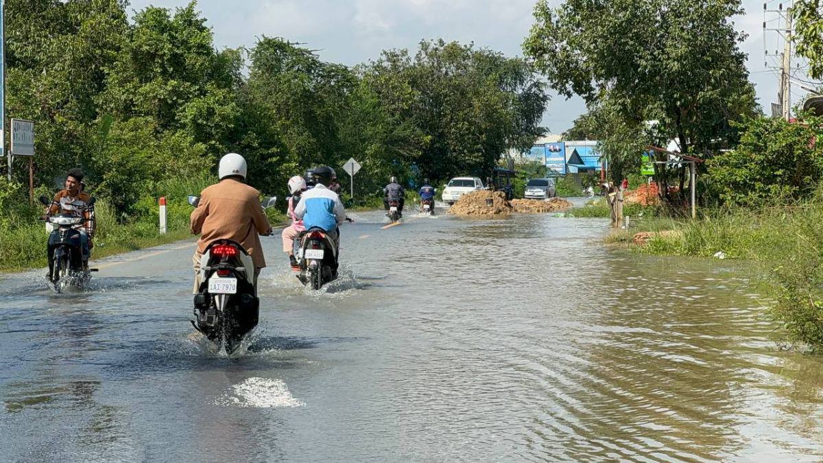 បិទចរាចរណ៍លើកំណាត់ផ្លូវ១០៤ ក្នុងមូលដ្ឋានខណ្ឌដង្កោ ក្រោយទឹកស្ទឹងព្រែកត្នោតហូរកាត់ខ្លាំង