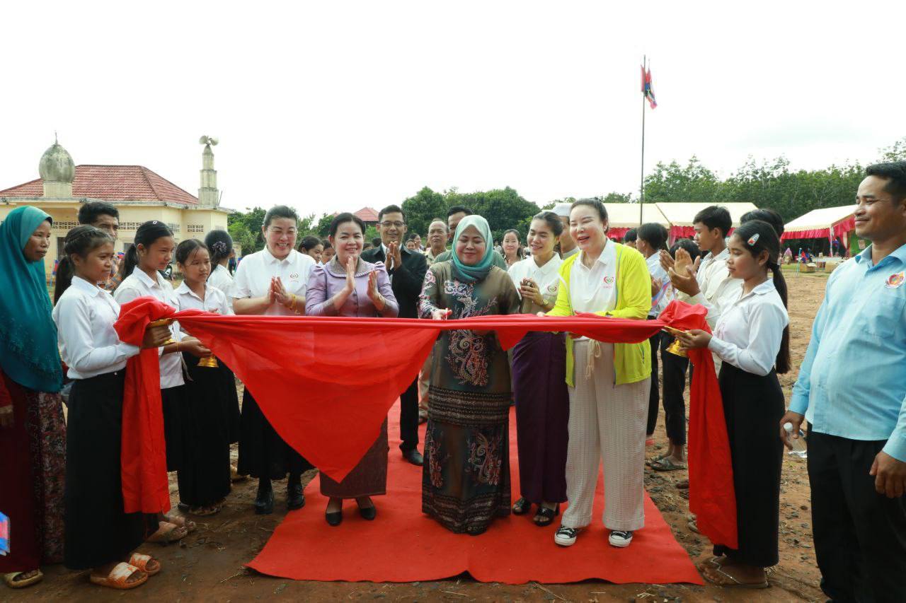 សាលារៀនថ្មី១ខ្នង ក្រោមជំនួយ សមាគមទេសចរណ៍វប្បធម៍កម្ពុជា-ចិន បានសាងសង់រួចរាល់ និង សម្ពោធដាក់ឱ្យប្រើប្រាស់ជាផ្លូវការ
