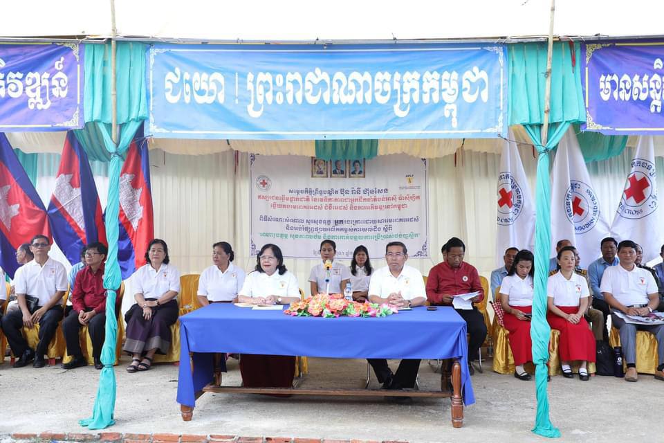 កាកបាទក្រហមកម្ពុជា ចែកអំណោយមនុស្សធម៌ និងអប់រំផ្សព្វផ្សាយលើកកម្ពស់ការយល់ដឹង ដល់អ្នកផ្ទុកមេរោគអេដស៍ ចាស់ឥតទីពឹង និងស្ត្រីទើបសម្រាលកូនរួច ១២៥គ្រួសារ នៅខេត្តតាកែវ