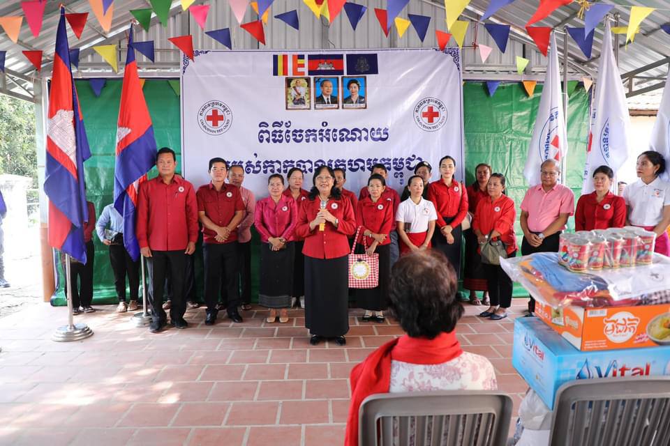 កាកបាទក្រហមកម្ពុជា ចែកអំណោយមនុស្សធម៌ជូនប្រជាពលរដ្ឋរងគ្រោះដោយជំនន់ទឹកភ្លៀង ចំនួន ១៦២គ្រួសារ រស់នៅតាមសណ្តរស្ទឹងព្រែកត្នោត ខណ្ឌកំបូល