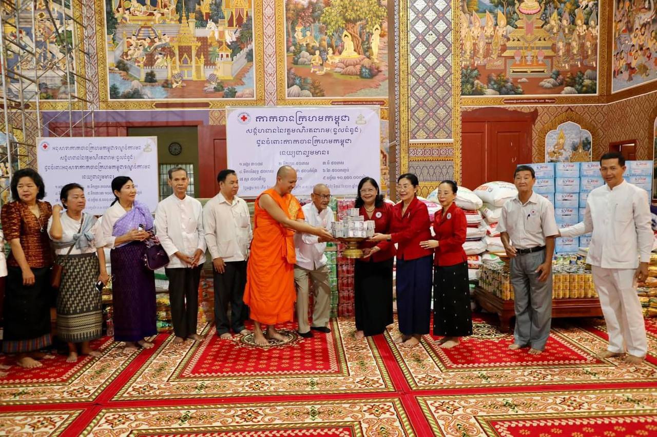 កាកបាទក្រហមកម្ពុជា ទទួលទេយ្យទាន (សង្គហទាន) ជាគ្រឿងឧបភោគ-បរិភោគ សម្ភារប្រើប្រាស់ និងបច្ច័យ ពីព្រះចៅអធិការ វត្តមណិរតនារាម (ទួលទំពូង)