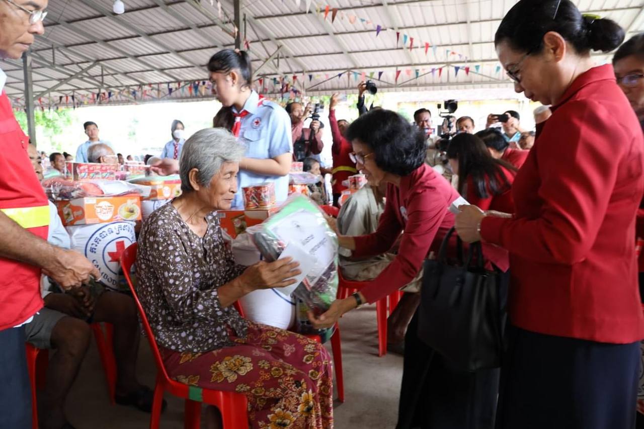 ប្រជាពលរដ្ឋរងគ្រោះដោយជំនន់ទឹកភ្លៀងរហ័សចំនួន ៤៧២គ្រួសារ នៅក្នុងខេត្តបាត់ដំបង បន្តទទួលបានអំណោយមនុស្សធម៌ពី កាកបាទក្រហមកម្ពុជា‌