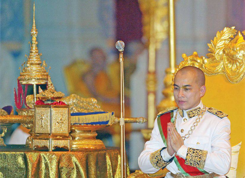 ឯកឧត្តម អ៊ាង សុផល្លែត ក្រាបបង្គំទូលថ្វាយព្រះមហាក្សត្រ ក្នុងទិវាដ៏មហានក្ខត្តឫក្ស នៃព្រះរាជពិធីបុណ្យខួបលើកទី១៩ នៃការគ្រងរាជសម្បត្តិ