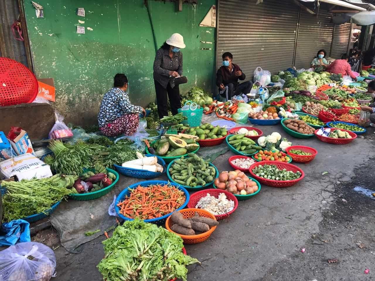 ប្រជាពលរដ្ឋដែលក់ដូរតាមកញ្ច្រែង កញ្ជើ ល្អី និងការលក់ដូរចល័ត គ្រប់ប្រភេទ នៅរាជធានីភ្នំពេញ សម្រេច លុបការបង់ភាស៊ី និងការ បង់ ថ្លៃ ផ្សេងៗ ទៀត