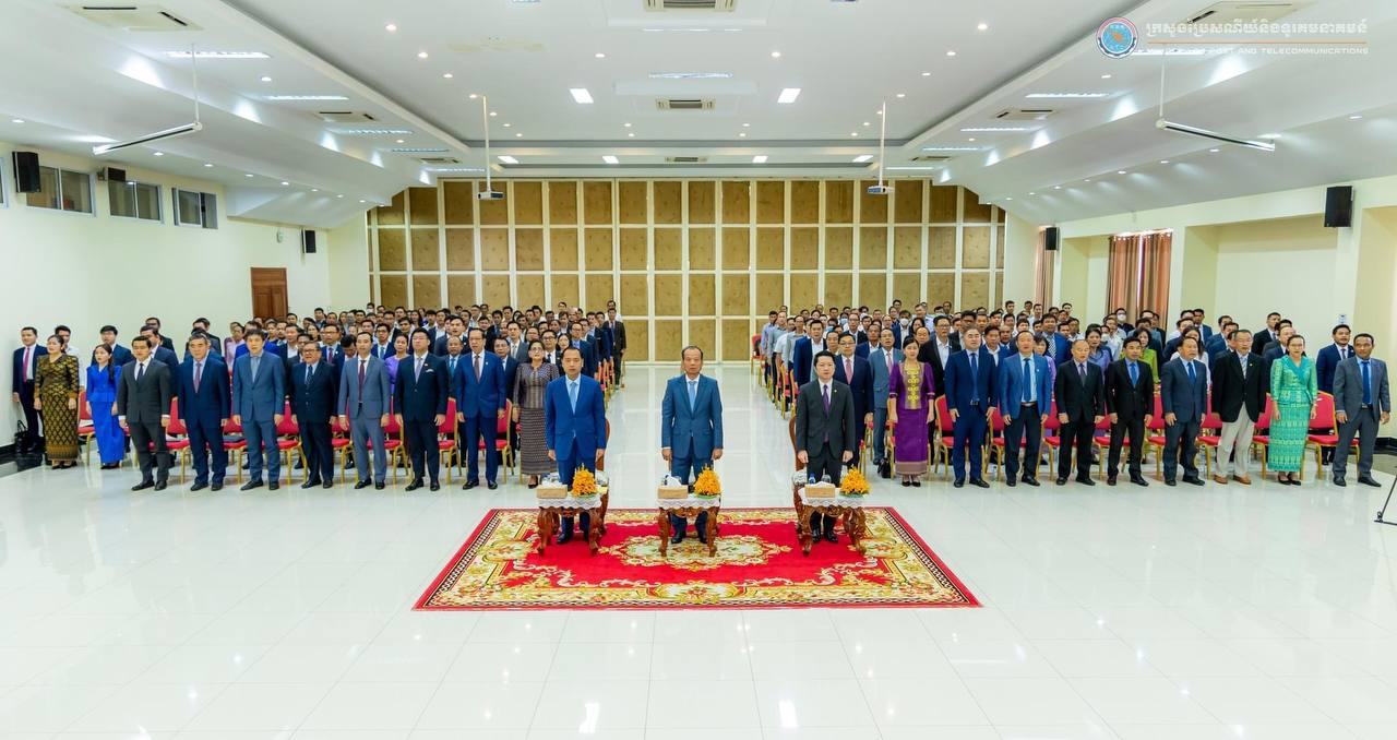 រដ្ឋមន្រ្តីក្រសួងប្រែសណីយ៍៖ ការដាក់ឱ្យប្រើប្រាស់ថ្នាល ផ្ទៀងផ្ទាត់ ឯកសារ ការរៀបចំហេដ្ឋារចនាសម្ព័ន្ធនិងការតភ្ជាប់អ៊ីនធឺណិត នៅតាម ក្រសួង គឺដើម្បីសម្រួលដល់មន្រ្តីឱ្យចេះប្រើប្រាស់ឌីជីថលចាំបាច់