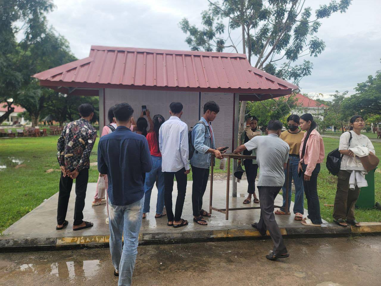 សិស្សប្រឡងបាក់ឌុបកុះករទៅពិនិត្យមើលបញ្ជីឈ្មោះ លេខតុ លេខបន្ទប់ ដើម្បីត្រៀមប្រឡងនៅថ្ងៃស្អែក