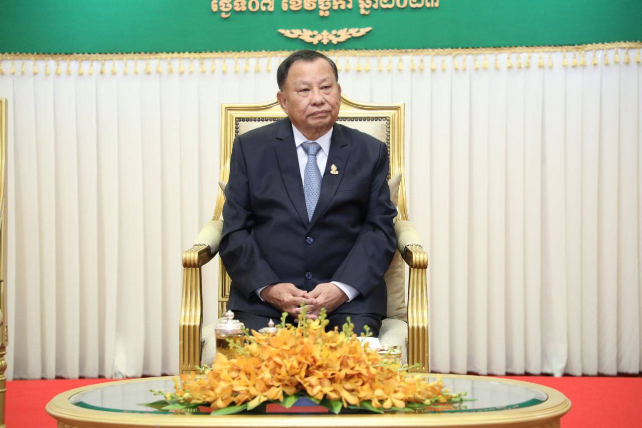 សម្តេចវិបុលសេនាភក្តី សាយ ឈុំ អញ្ជើញបំពាក់គ្រឿងឥស្សរិយយស ជូនសមាជិកព្រឹទ្ធសភា ចុងនីតិកាលទី៤