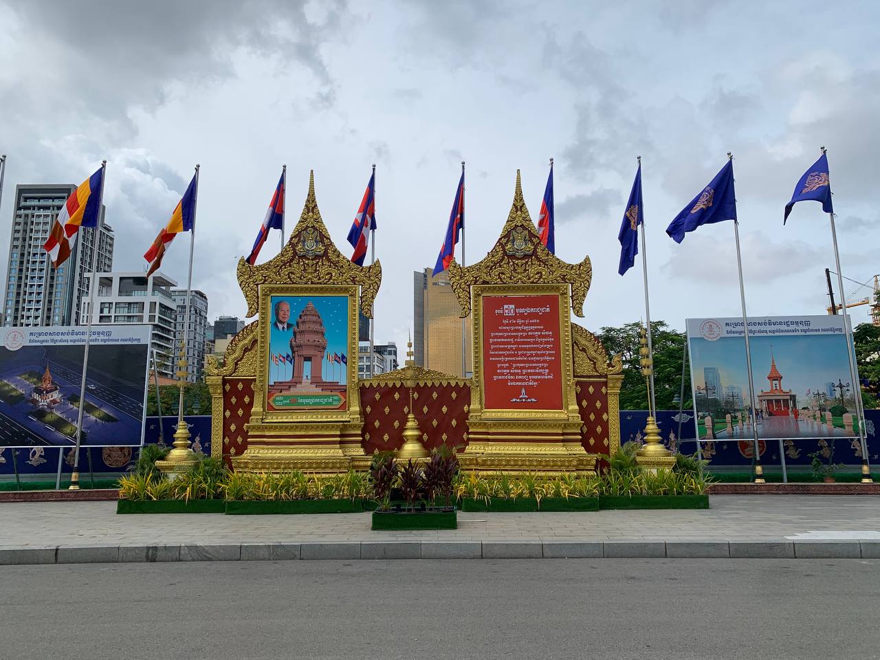 នៅតាមទីតាំងសំខាន់ៗនៅទូទាំងរាជធានីភ្នំពេញ និងគ្រប់ដងផ្លូវ បាននឹងកំពុងរៀបចំតុបតែង និងការដាក់ស្លាក ដើម្បីត្រៀមអបអរសាទរ ខួបលើកទី៧០បុណ្យឯករាជ្យជាតិ៩វិច្ឆិកា ១៩៥៣-២០២៣