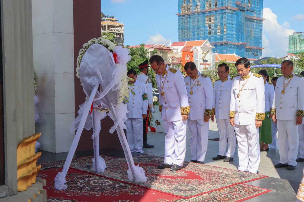 ឯកឧត្តមបណ្ឌិត អ៊ាង សុផល្លែត ដឹកនាំប្រតិភូក្រសួងបរិស្ថាន ដាក់កម្រងផ្កាគោរពវិញ្ញាណក្ខន្ធ ក្នុងឱកាសខួបអនុស្សាវរីយ៍ លើកទី៧០ នៃទិវាបុណ្យឯករាជ្យជាតិ ៩ វិច្ឆិកា