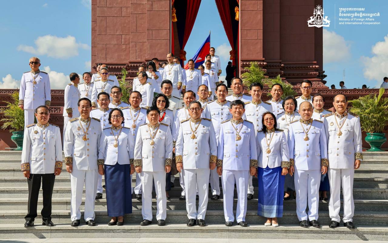 ប្រតិភូក្រសួងការបរទេស ចូលរួមពិធីដាក់កម្រងផ្កាគោរព វិញ្ញាណក្ខន្ធ នៅវិមានឯករាជ្យ និងមណ្ឌបព្រះបរមរូប ក្នុងឱកាស នៃពិធីបុណ្យឯករាជ្យជាតិ ៩ វិច្ឆិកា