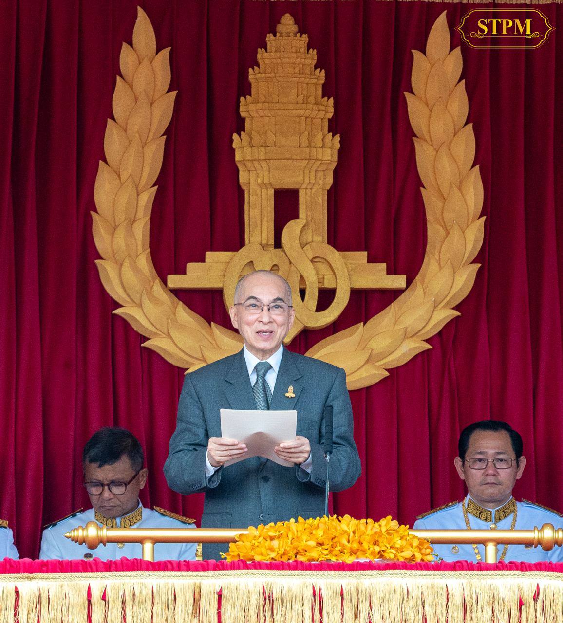 ព្រះមហាក្សត្រ អំពាវនាវបងប្អូនប្រជាពលរដ្ឋកម្ពុជាគ្រប់មជ្ឈដ្ឋាន សូមរួបរួមសាមគ្គីជាធ្លុងមួយស្ថិតក្រោមដំបូលរដ្ឋធម្មនុញ្ញ និងច្បាប់រដ្ឋ ដើម្បីចូលរួមចំណែកការពារ និងកសាងមាតុភូមិលើគ្រប់វិស័យ
