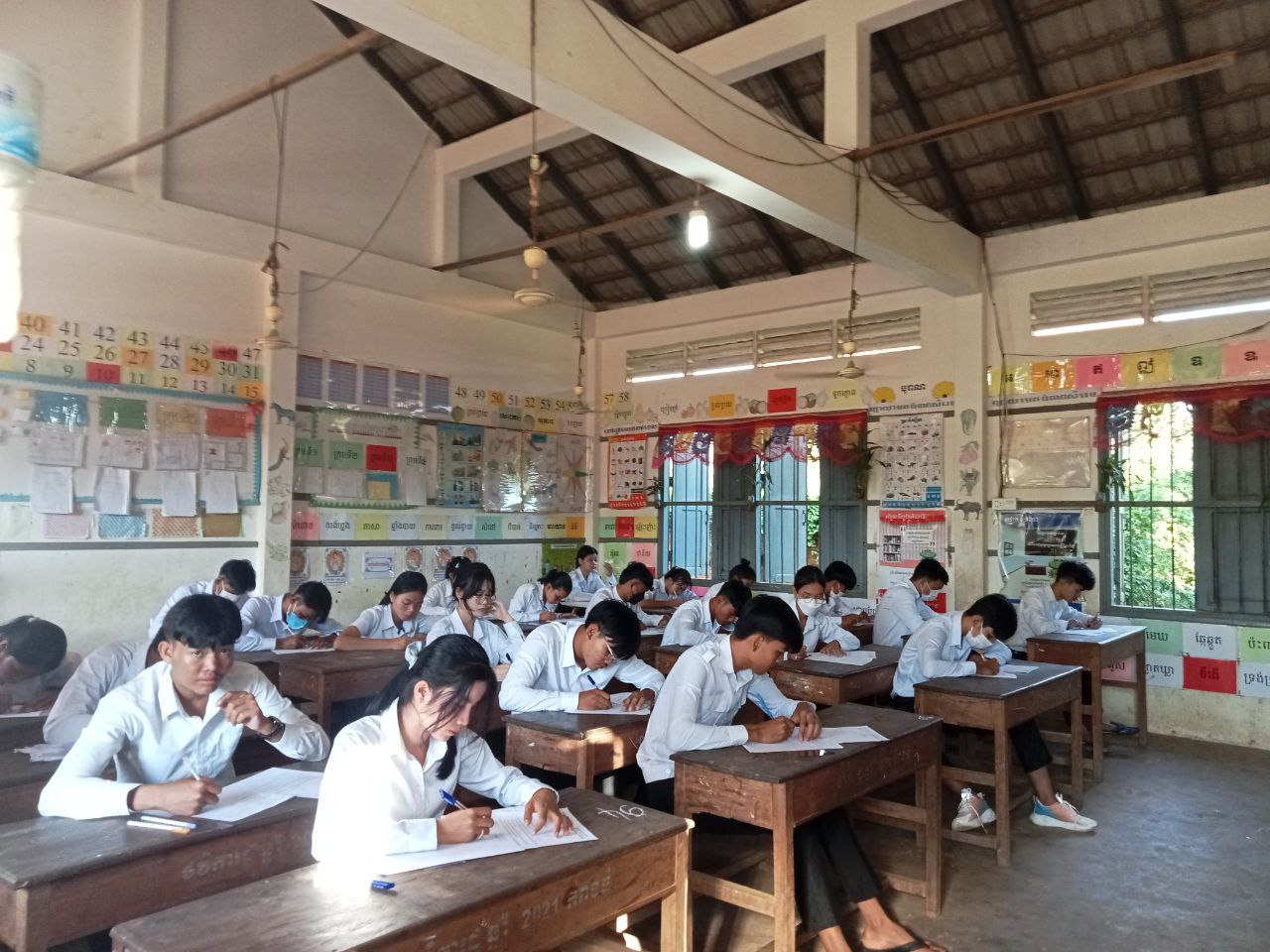 រដ្ឋមន្រ្តីក្រសួងប្រៃសណីយ៍ លើកទឹកចិត្តសិស្សជាប់បាក់ឌុបចាប់យកការសិក្សាជំនាញបច្ចេកវិទ្យាឌីជីថល