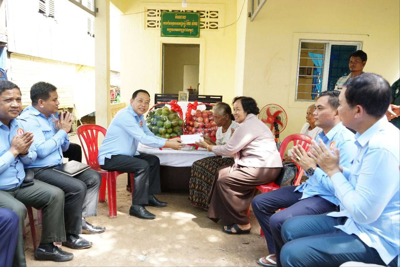 ឯកឧត្តម ចាយ បូរិន ដឹកនាំគណៈប្រតិភូយុវជនគណបក្សចុះសួរសុខទុក្ខ លោកយាយ គង់ សារឿន វរជនដោះមីនដែលកំពុងសម្រាកព្យាបាលជំងឺនៅគេហដ្ឋាន ខេត្តស្វាយរៀង