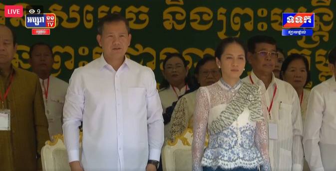 ព្រឹកនេះ សម្តេចធិបតី ហ៊ុន ម៉ាណែត និងលោកជំទាវ អញ្ជើញស្រោចស្រព ព្រះ សុគន្ធវារីប្រគេនព្រះមន្ត្រីសង្ឃជាន់ខ្ពស់ ១១អង្គ