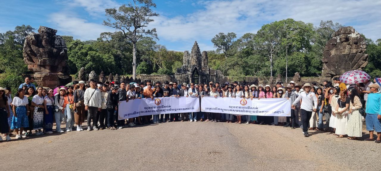 លោកគ្រូអ្នកគ្រូ និងសិស្សថ្នាក់ទី១២ ខេត្តពោធិ៍ ធ្វើដំណើរកំសាន្តនៅទឹកដីវប្បធម៌ខេត្តសៀមរាប