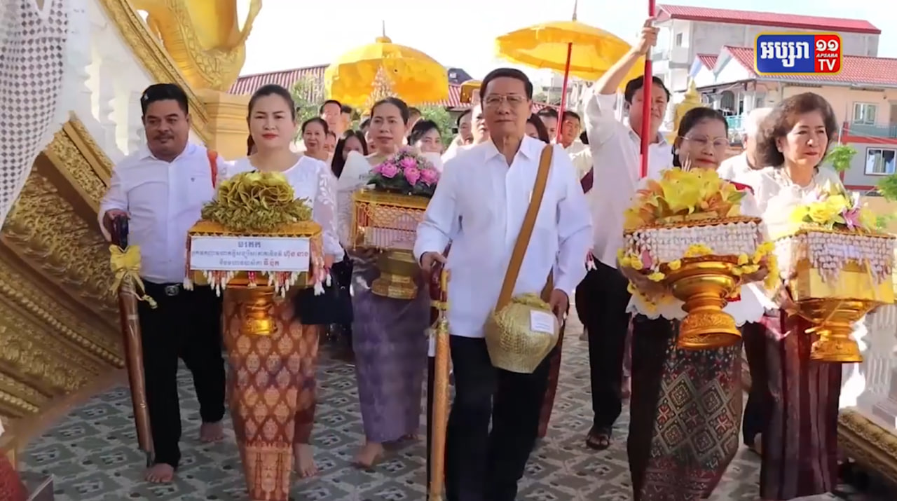 ក្រុមគ្រួសារសម្តេចតេជោធ្វើពិធីបុណ្យកឋិនទាននៅវត្តព្រះបារមីវង្កតបុរី (Video Inside)