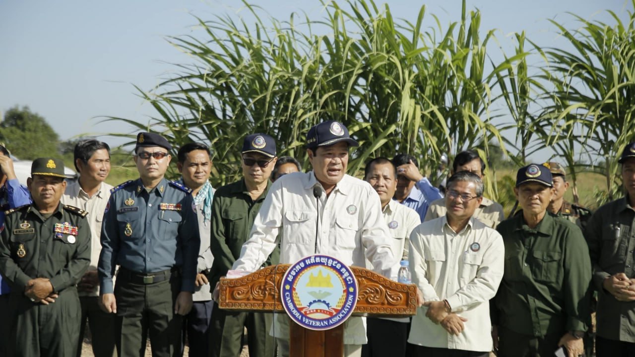 ឯកឧត្តមទេសរដ្ឋមន្ត្រី គន់ គីម នាំយកអំណោយរបស់ ប្រមុខរាជរដ្ឋាភិបាលកម្ពុជា ឧបត្ថម្ភជូនអតីតយុទ្ធជន រស់នៅលើដីសម្បទាន សង្គមកិច្ច នៅស្រុកសន្ទុក