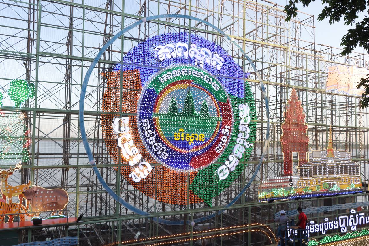 ប្រទីបរបស់ក្រសួងបរិស្ថាន ក្នុងពិធីបុណ្យអុំទូកបានបង្ហាញពីយុទ្ធសាស្រ្តឈានឆ្ពោះទៅរកភាពស្អាត ភាពបៃតង និងដោយចីរភាព
