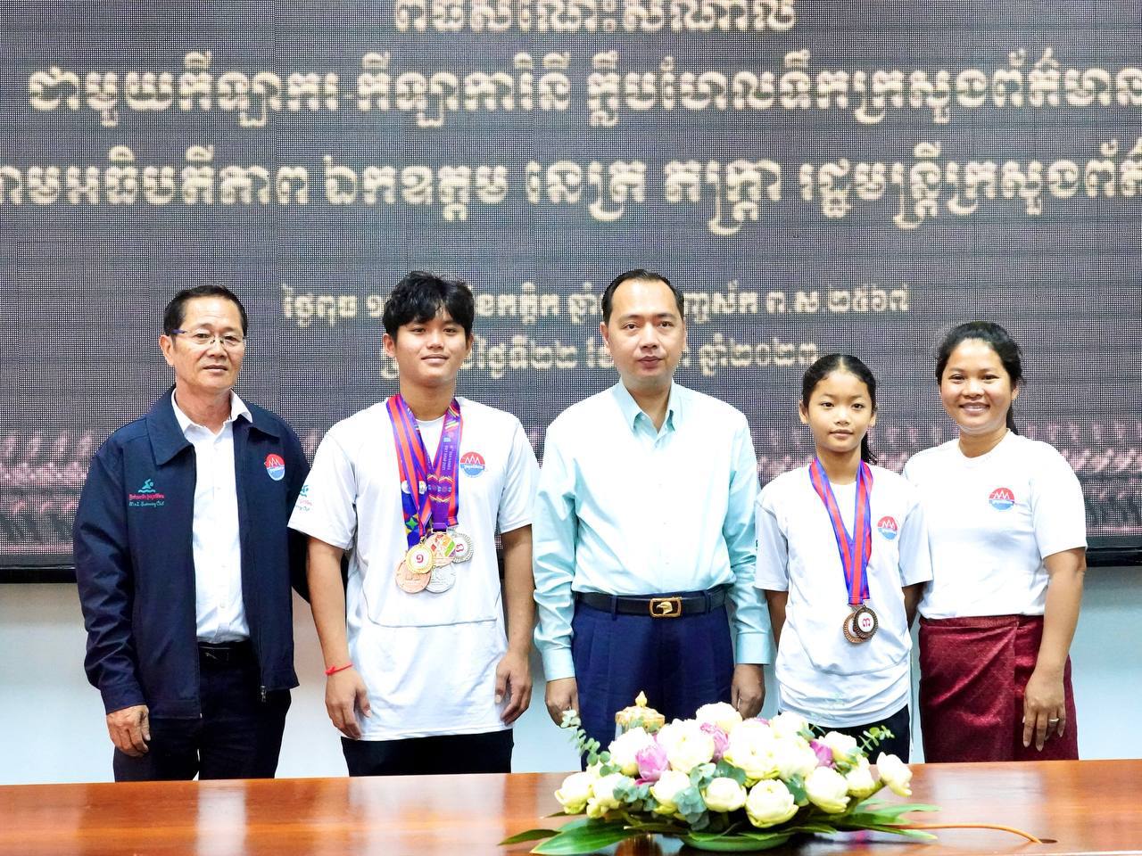 ឯកឧត្តម នេត្រ ភក្រ្តា កោតសរសើរក្លឹបហែលទឹកក្រសួងព័ត៌មាន បាននាំយកនូវមេដាយ និងកិត្តិយសជូនក្រសួង