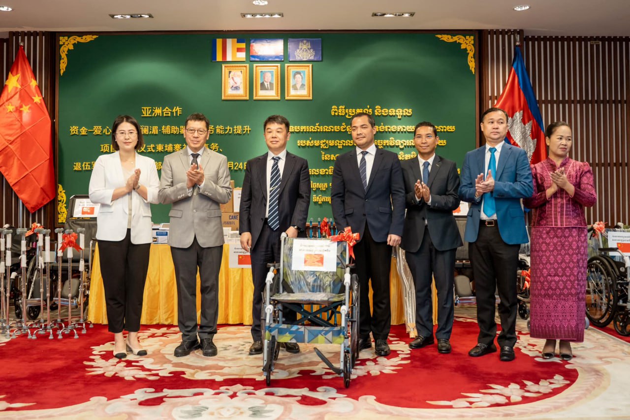 ចិន បានផ្តល់ជំនួយឧបករណ៍រណជួយទ្រទ្រង់រាងកាយដល់ជនពិការនៅកម្ពុជា