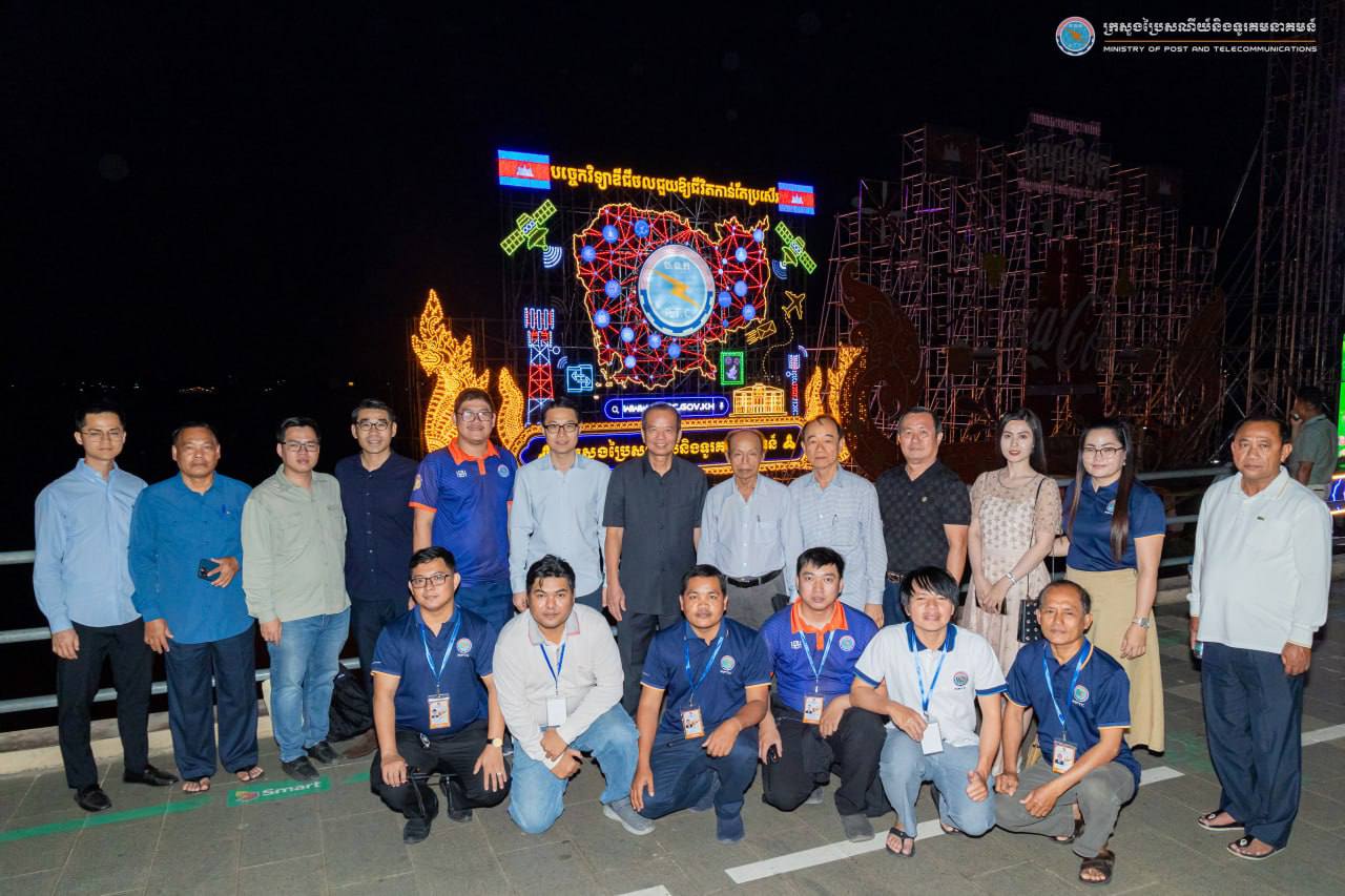 អត្ថន័យ ១០ នៅលើ ប្រទីបក្រសួងប្រៃសណីយ៍និងទូរគមនាគមន៍ ចូលរួមព្រះរាជពិធីបុណ្យអុំទូក បណ្តែតប្រទីប និងសំពះព្រះខែ អកអំបុក