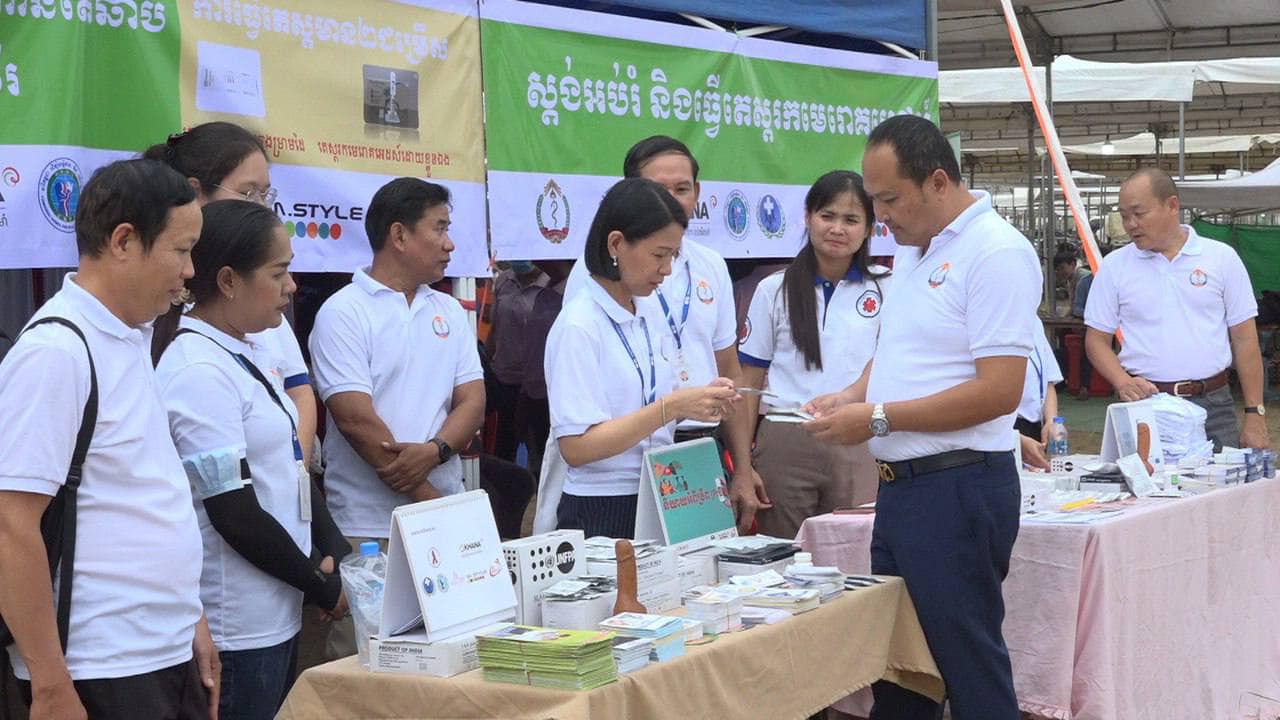ស្រោមអនាម័យ​ប្រមាណ១០ម៉ឺនស្រោម ចែកជូនដោយឥតគិតថ្លៃ ​ក្នុងឱកាសព្រះរាជពិធីបុណ្យអុំទូក