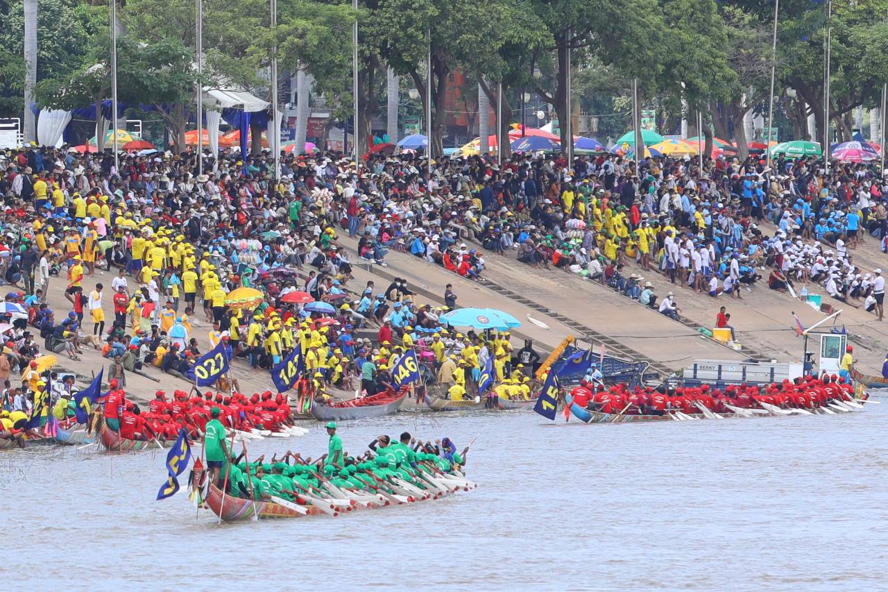 សម្ដេចតេជោ ហ៊ុន សែន៖ ប្រជាពលរដ្ឋសប្បាយរីករាយនៃព្រះរាជពិធីបុណ្យអុំទូកថ្ងៃទី១ បន្ទាប់ពីខកខានប្រារព្ធព្រះរាជពិធីបុណ្យនេះ រយៈពេល៣ឆ្នាំ