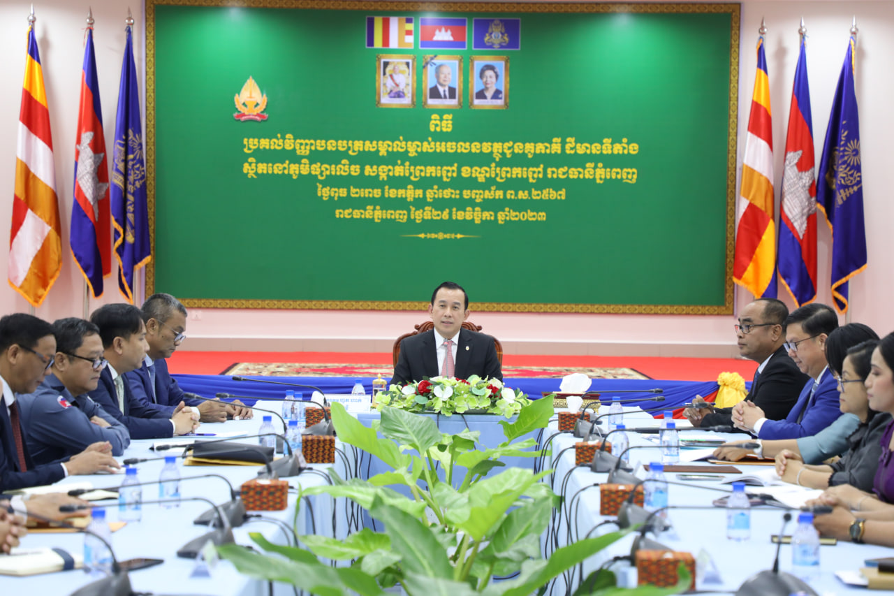 វិវាទដីធ្លី នៅភូមិផ្សារលិច ខណ្ឌព្រែកព្នៅ រាជធានីភ្នំពេញ ត្រូវបានដោះស្រាយបញ្ចប់ជាស្ថាពរ ក្រោមការដឹកនាំរបស់ ឯកឧត្តមរដ្ឋមន្ត្រីក្រសួងអធិការកិច្ច