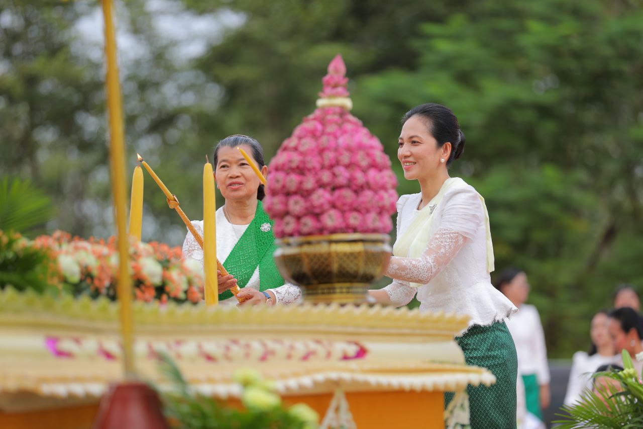 លោកជំទាវបណ្ឌិត ពេជ ចន្ទមុន្នី រួមជាមួយសម្តេច ម៉ែន សំអន អញ្ជើញ​ចូលរួម ក្នុងព្រឹត្តិការណ៍រំលឹកគុណអង្គរ នៅបរិវេណខាងមុខស្ពាន​ហាល​ខាង​លិច​ប្រាសាទអង្គរវត្ត