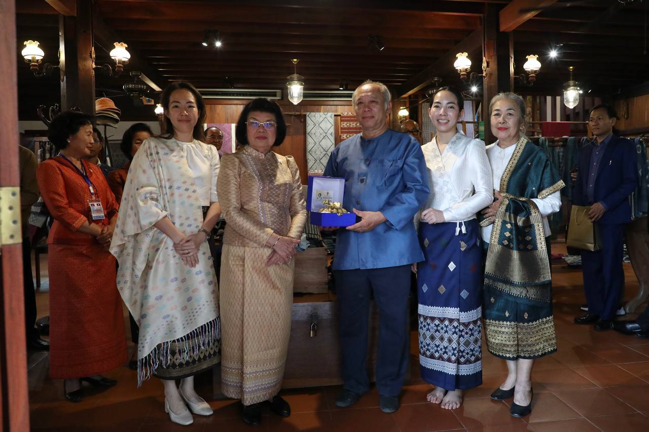 សម្តេចរដ្ឋសភាធិបតី ឃួន សុដារី អញ្ជេីញទស្សនាសារមន្ទីរសិល្បៈសហសម័យនិងតម្បាញ ក្នុងរដ្ឋធានីវៀងចន្ទន៍