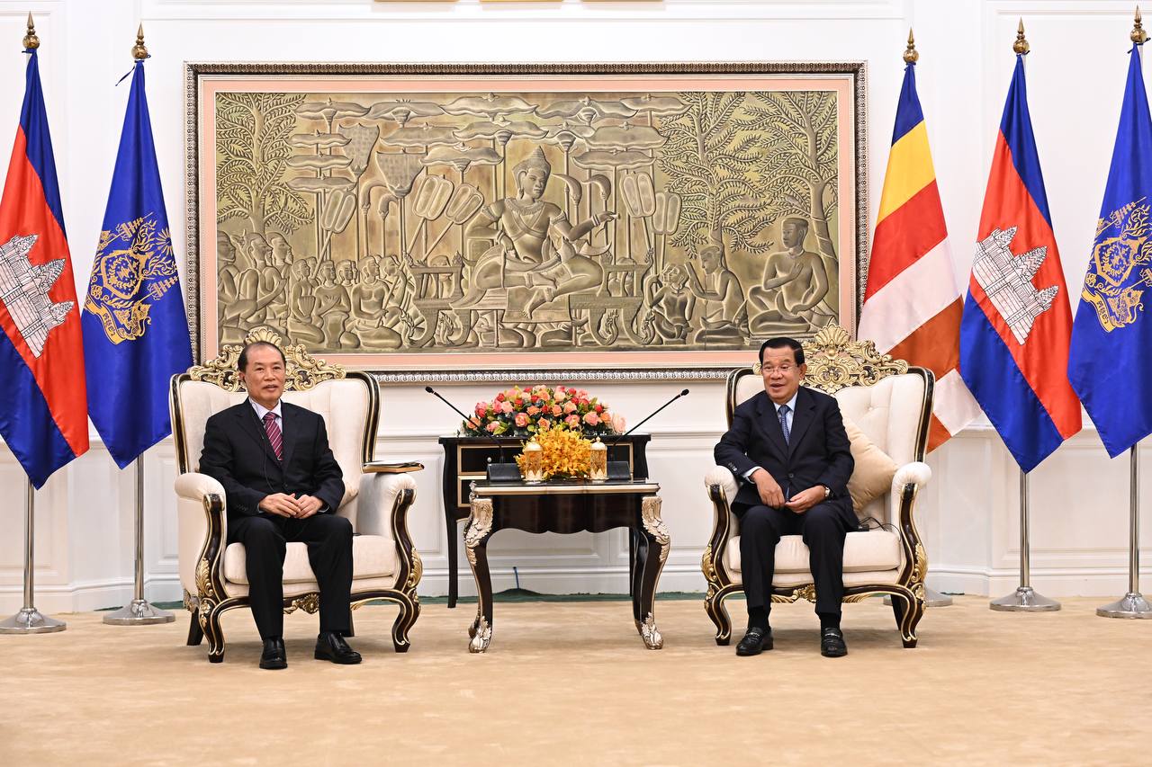កម្ពុជា គឺជាមិត្តដែកថែបរបស់ចិន ហើយកម្ពុជា-ចិន តែងតែគាំទ្រគ្នា ទៅវិញ ទៅមក ទាំងនៅក្នុងតំបន់ និងអន្តរជាតិ