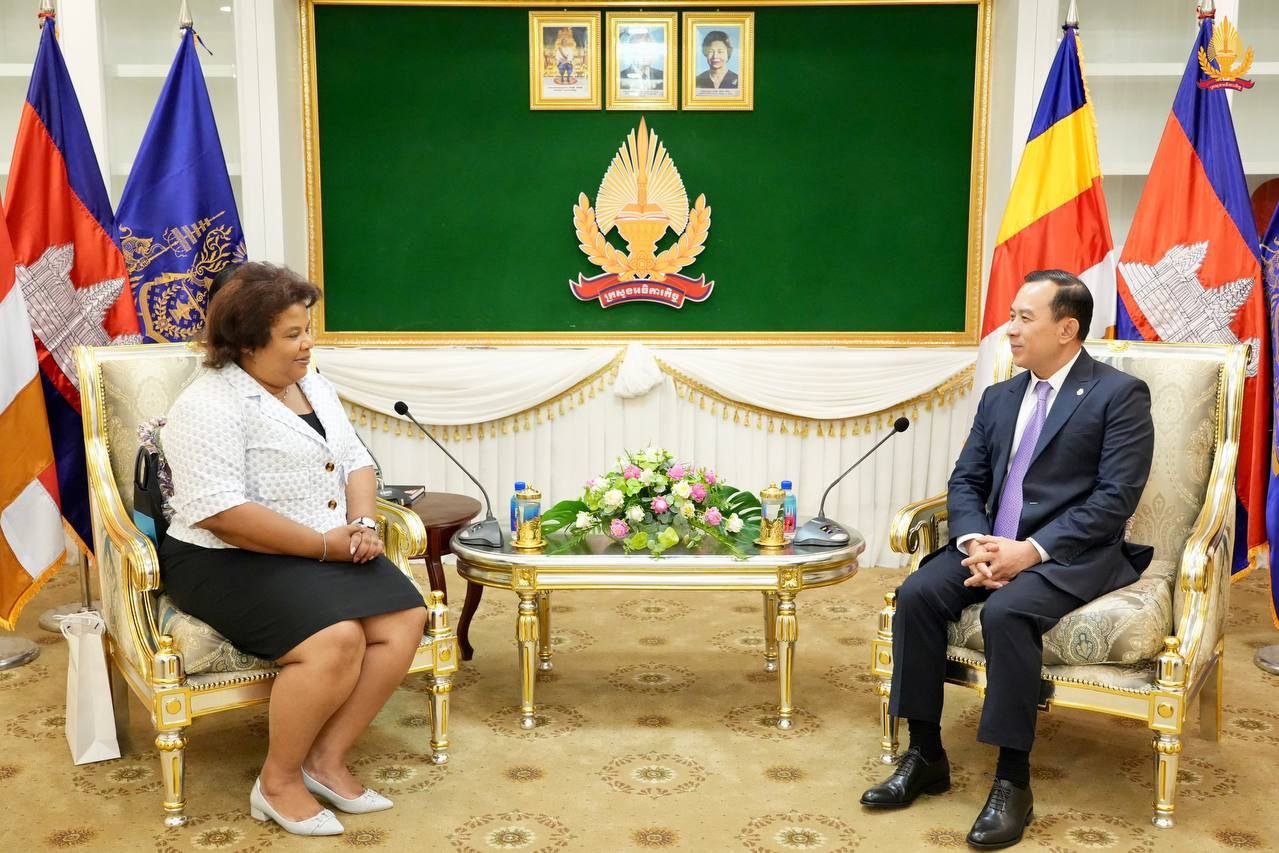 ឯកឧត្តមរដ្ឋមន្រ្តី ហួត ហាក់ ទទួលជួបពិភាក្សាការងារជាមួយ លោកជំទាវ Liurka Rodriguez Barrios ឯកអគ្គរដ្ឋទូត នៃសាធារណរដ្ឋគុយបា ប្រចាំនៅកម្ពុជា