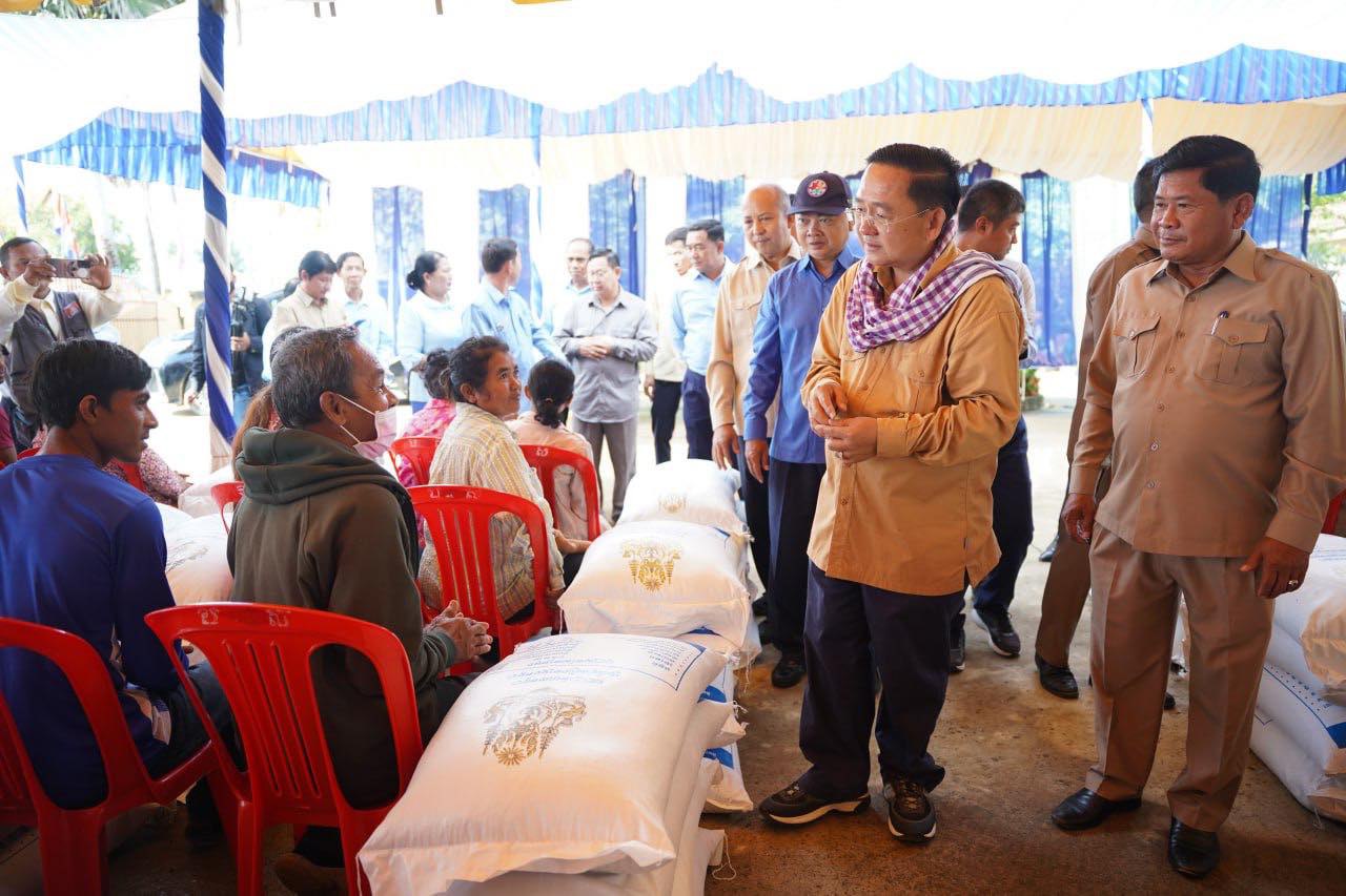 ស្រុកចំនួន១០របស់ខេត្តបាត់ដំបង ទទួលបានជាបន្តបន្ទាប់នូវស្បៀងបម្រុងនិងស្រូវពូជ ពីរាជរដ្ឋាភិបាលកម្ពុជា