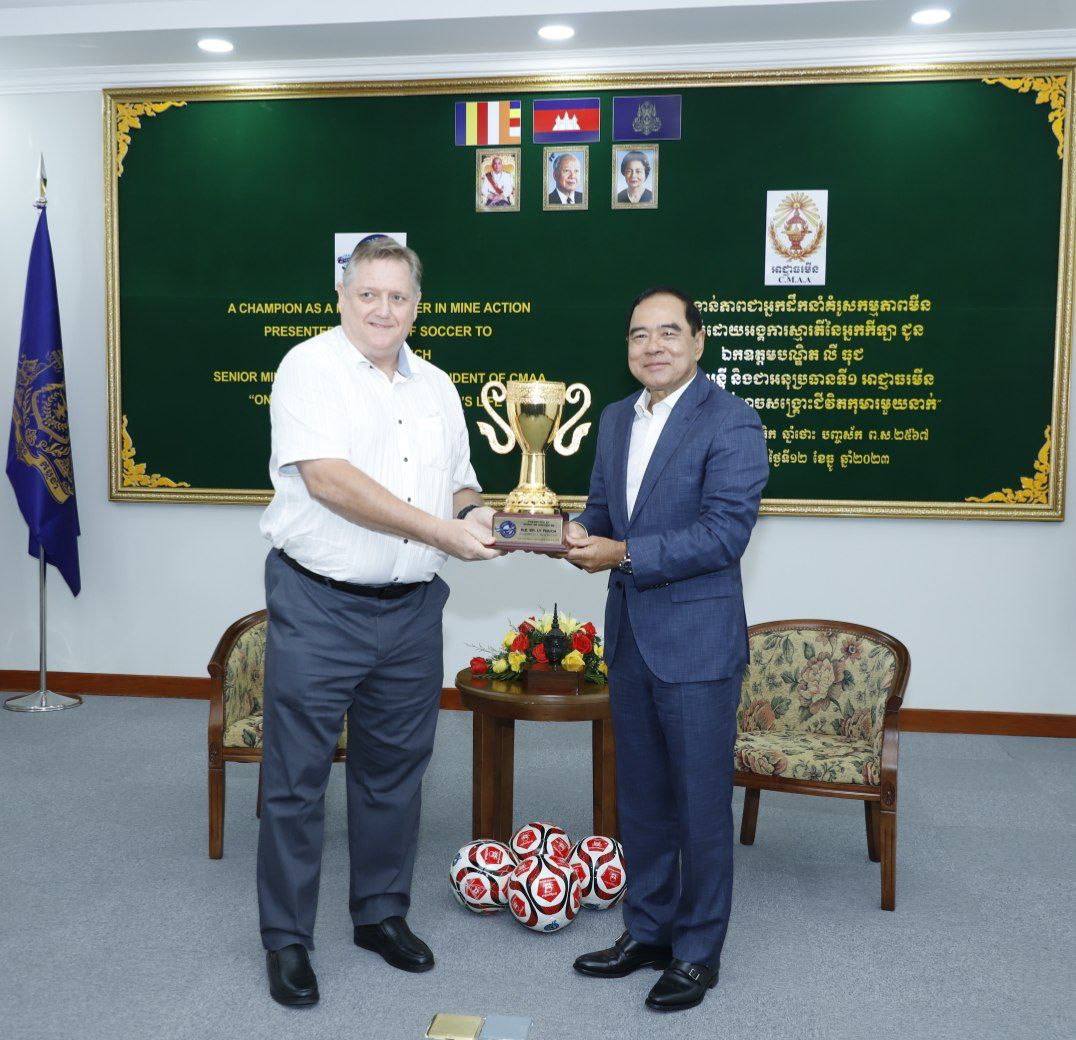 ឯកឧត្តមទេសរដ្ឋមន្រ្តី លី ធុជ ទទួលបានពានរង្វាន់ភាពជាអ្នកដឹកនាំគំរូក្នុងវិស័យសកម្មភាពមីន