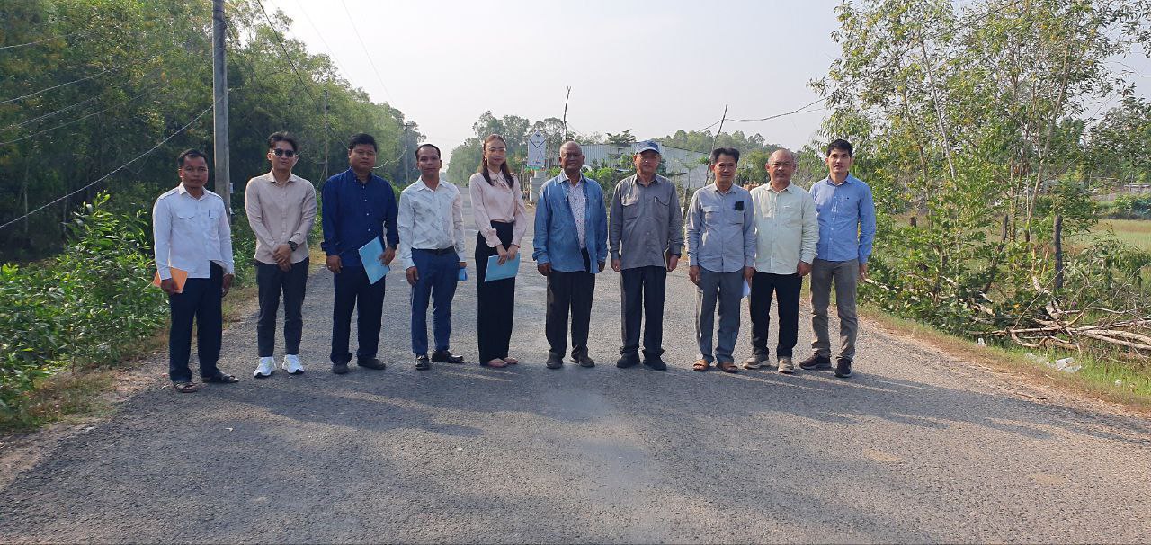 មន្រ្តីក្រសួងអភិវឌ្ឍន៍ជនបទនិងក្រសួងសេដ្ឋកិច្ចនិងហិរញ្ញវត្ថុចុះត្រួតពិនិត្យនិងវាយតម្លៃបញ្ចប់សុពលភាពការងារកសាងផ្លូវចំនួនពីរខ្សែនៅខេត្តស្វាយរៀង